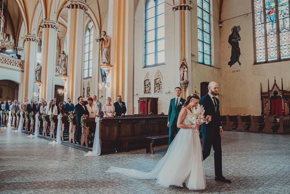 Suknia ślubna z trenem podpinanym