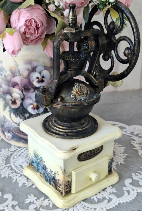 Кавомолка у вінтажному стилі