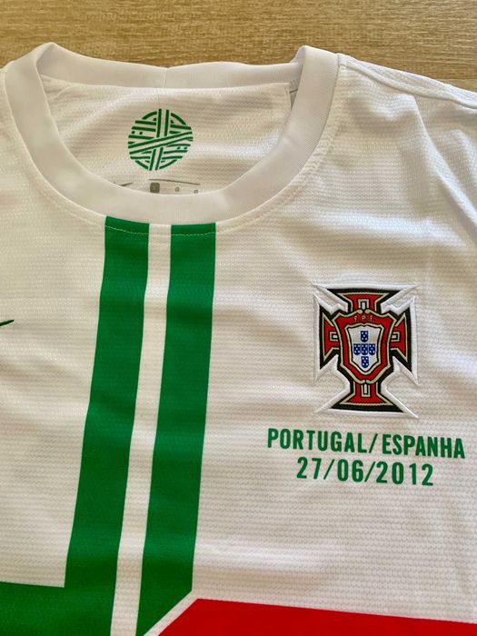 2012 Portugal away kit (L)