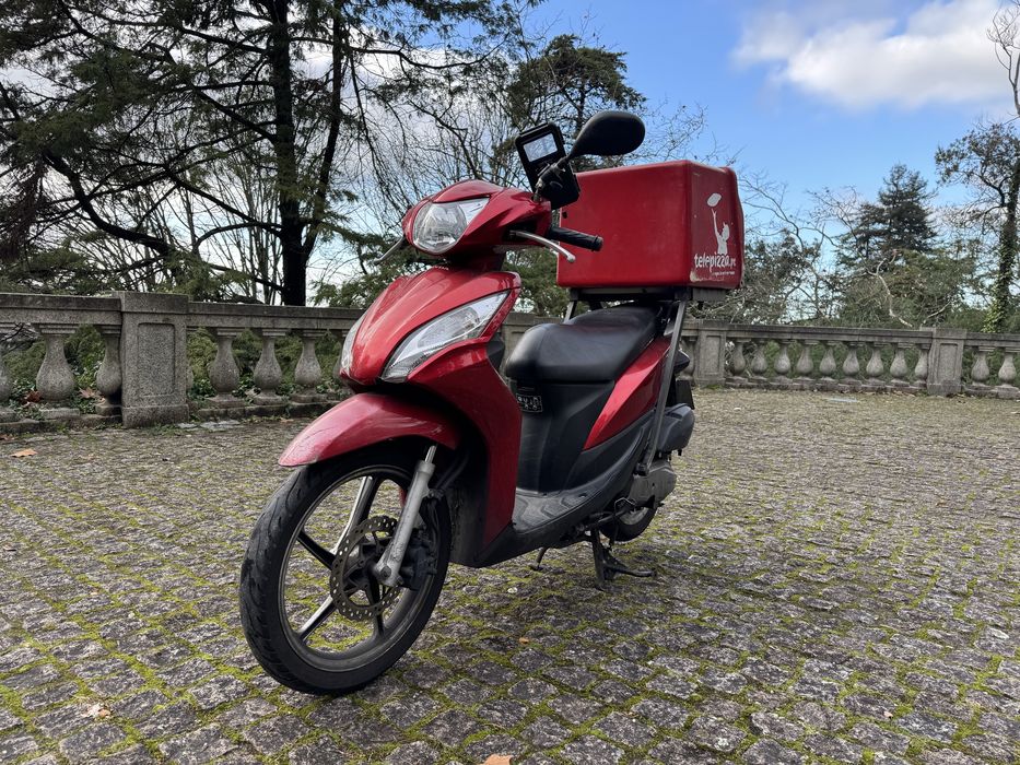 Honda Vision 110 com caixa trabalho 2015