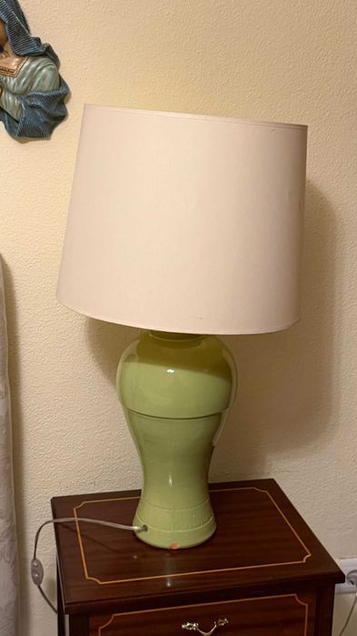 Candeeiro de mesa clássico com base em cerâmica