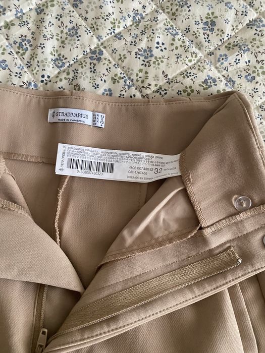 Нові класичні, сучасного крою брюки на дівчину.