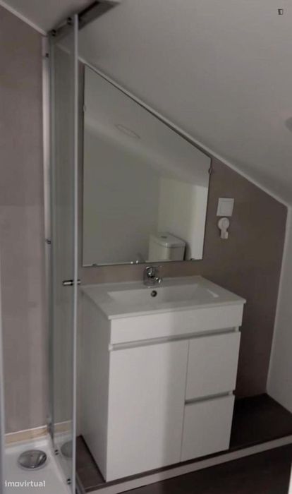 Quarto - localizado em Caparica Lisbon