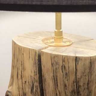 Candeeiro em tronco de árvore