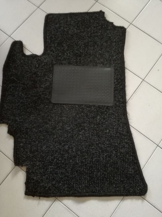 Tapetes usados para um carro Toyota prius