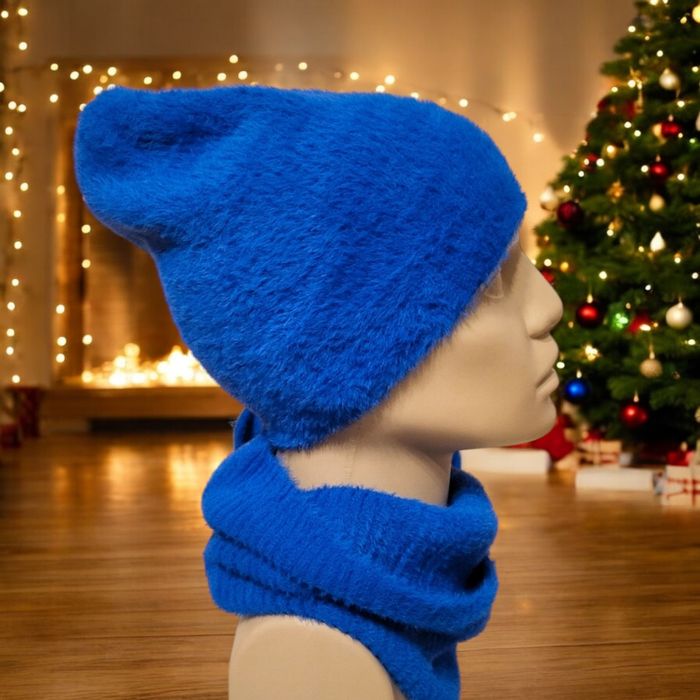 Komplet czapka plus komin kolor chabrowy.