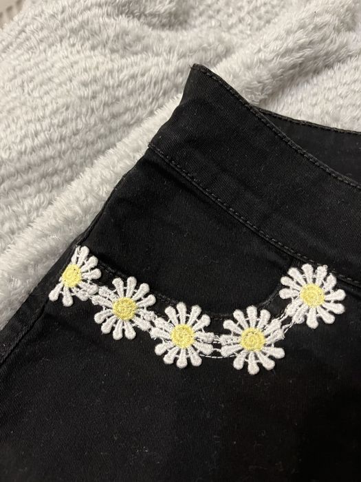 czarne jeansowe spodenki z haftem