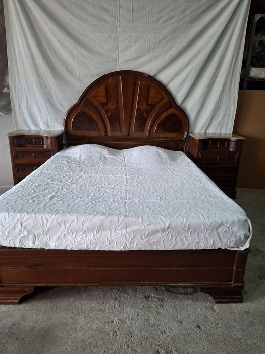 Mobilia de quarto (cama +comoda+2 mesas de cabeceira.
