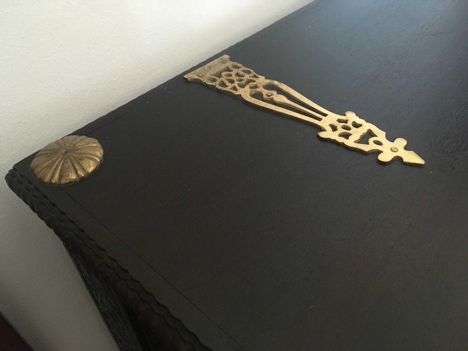 Arca de Madeira com Decoração Dourada