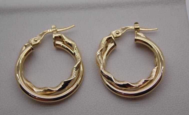 Złote kolczyki splecione koła.