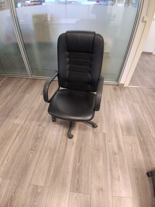 ID 57 - Vendo Cadeira escritório ergonómica com rodas com braços