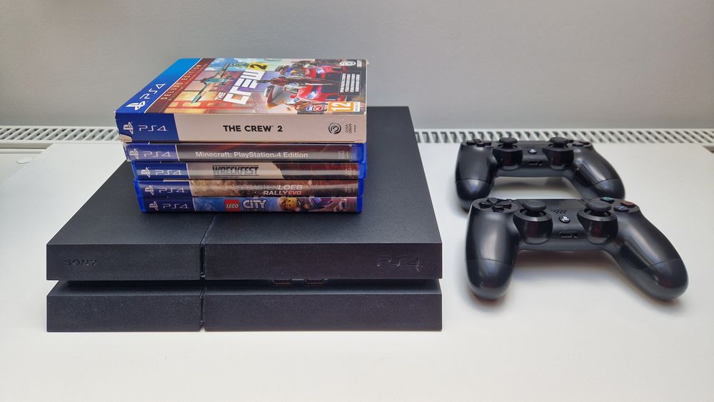 PlayStation 4 + 2 pady + gry