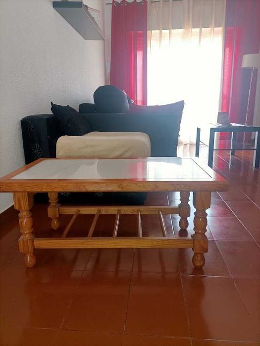 Mesa de centro em madeira com tampo em mármore