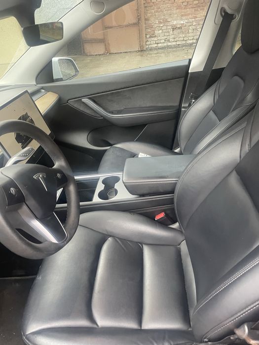 Тесла Y 2022 року