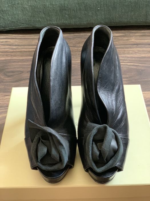 wysokie skórzane szpilki na platformie z ozdobą