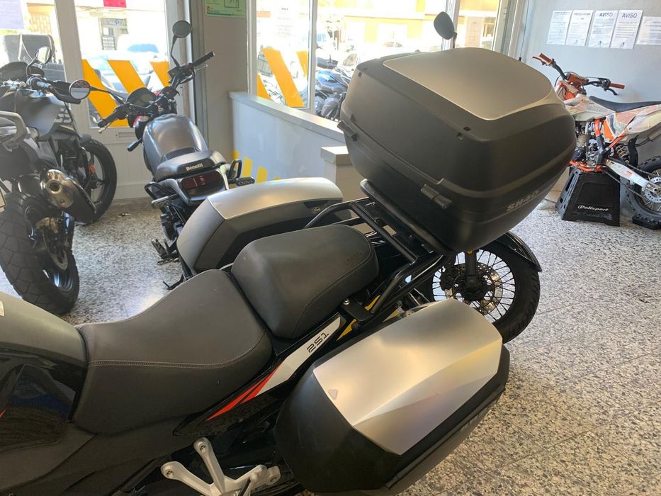 Benelli TRK 251 de 2021 com Top case e Malas Laterais. 3357 Kms