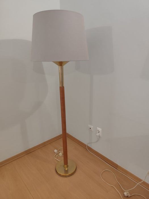 Candeeiro de pé alto com abajur cinza claro