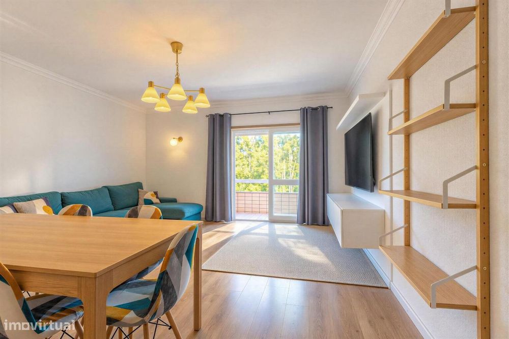 Apartamento T2 de três frentes com duas varandas e garagem ...