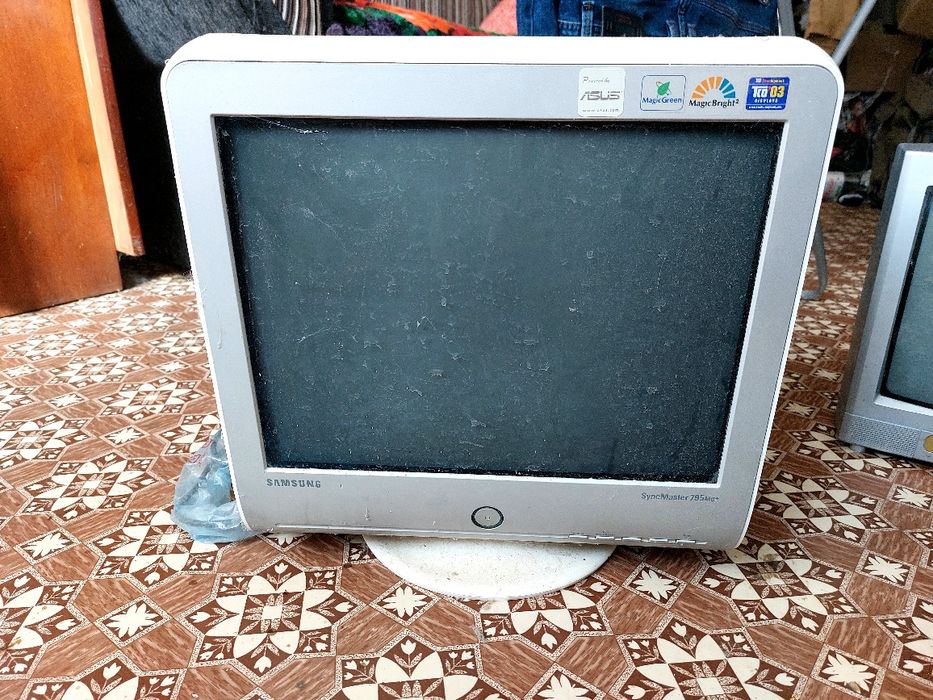 Продам за 1000 три телевізори та монітор в робочому стані