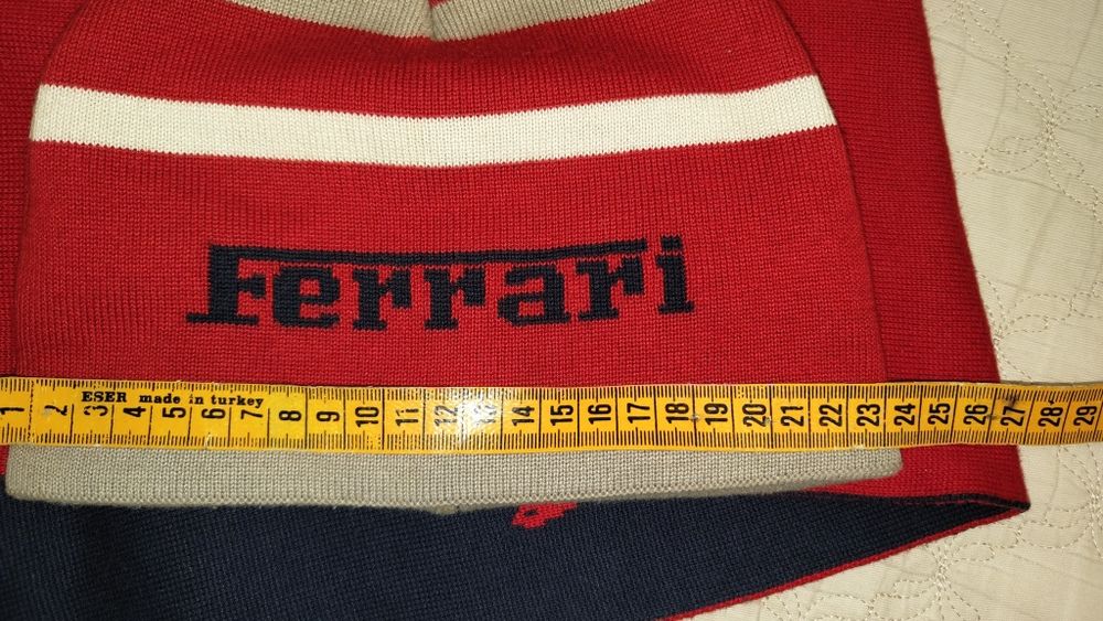 Шапка і шарф Ferrari