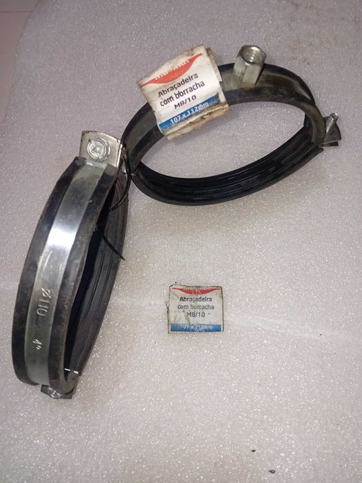 Duas Abraçadeiras com borracha 107x 112mm . Novas