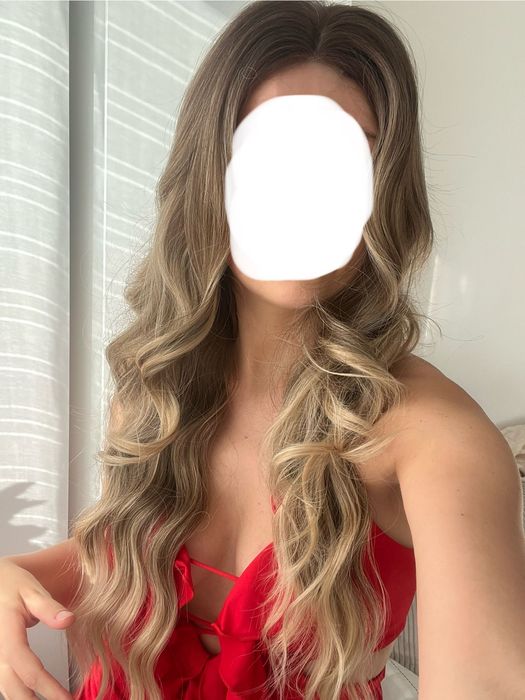 Peruka ciemny blond gęsta falowana