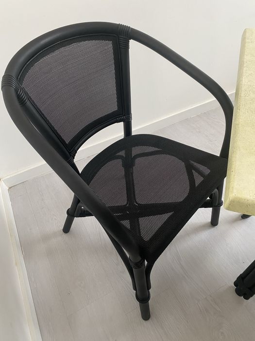 Conjunto de mesa com duas cadeiras