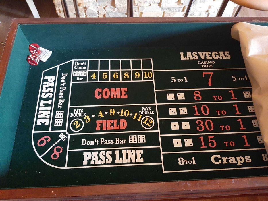 стол -казино. шахматы и другие игры большой