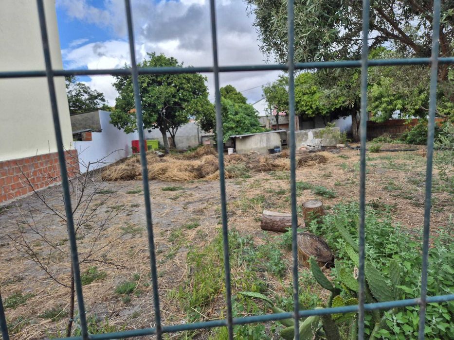 Arrenda-se terreno com 400 m² nas Arroteias, Alhos Vedros.