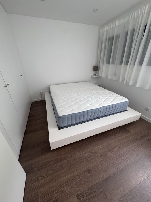 Cama de casal sommier 160 x 200 cm | muita arrumação | 150€