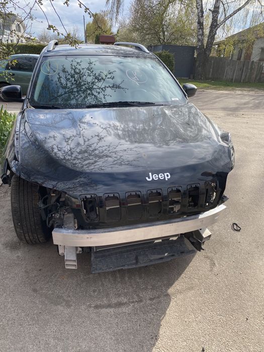 Запчастини Cherokke Задній бампер і комплектуючі до Jeep Cherokee KL 2019