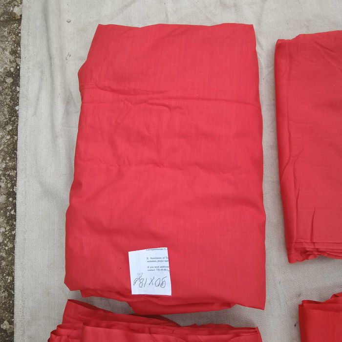 Ткань х/б красного цвета.