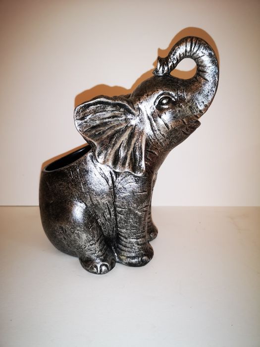 Słoń z pojemnikiem