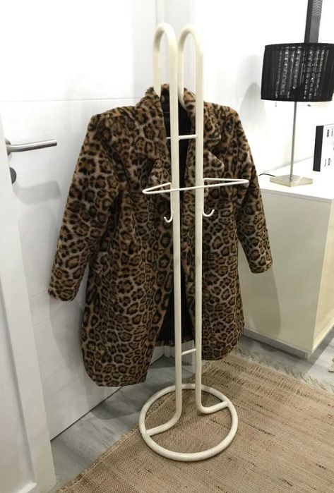 Cabide branco para roupa