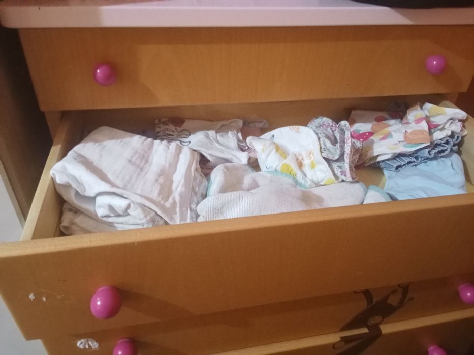 Vendo cómoda..,tem 5 gavetas estado bem conservado