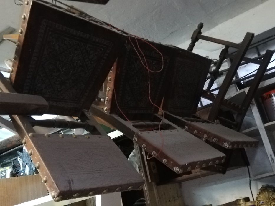 Cadeiras de mesa variadas,de couro, de madeira, etc