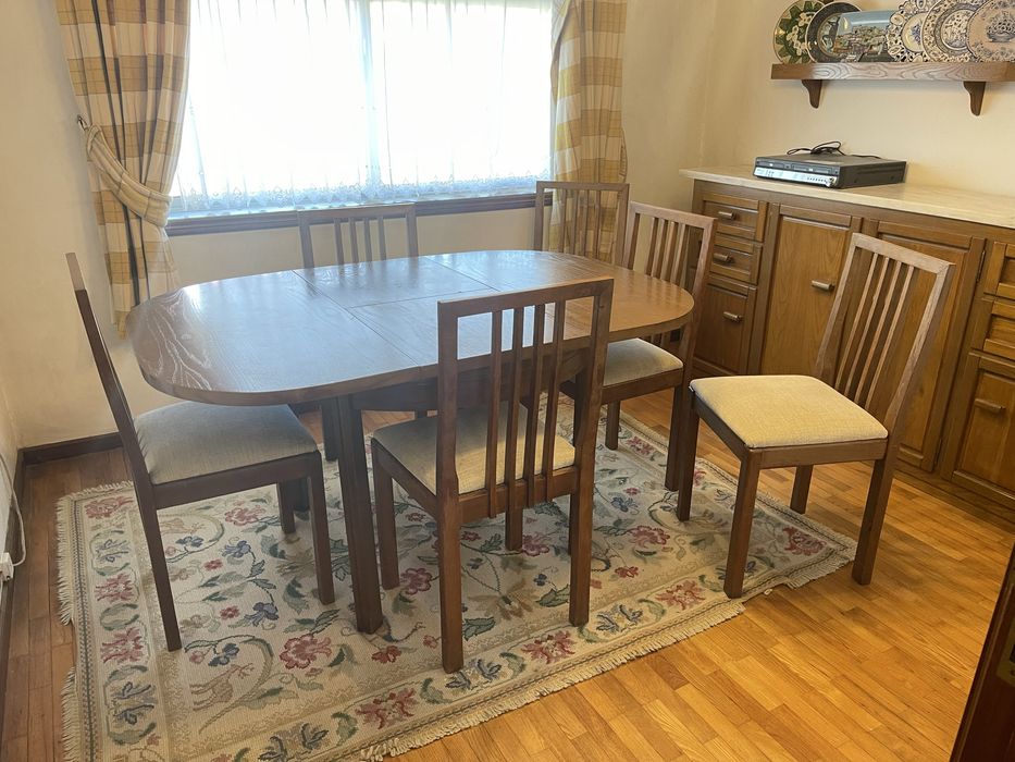 Mesa de jantar extensivel em madeira e 6 cadeiras com estofo
