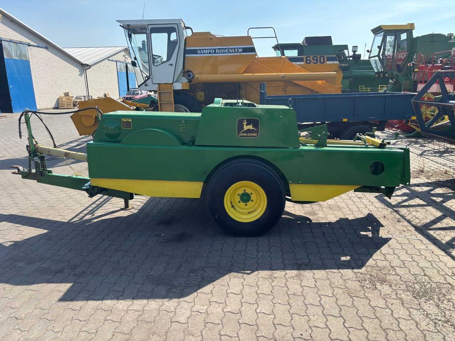 Прес-підбирач John Deere 456
