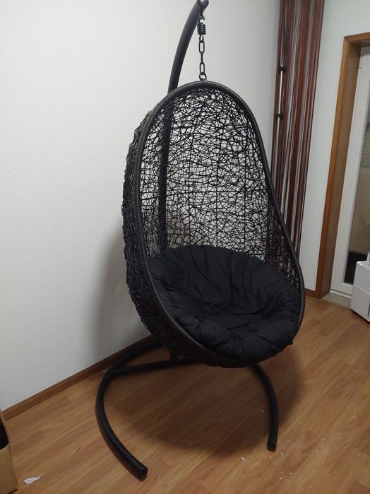 Cadeira suspensa de jardim com almofada.