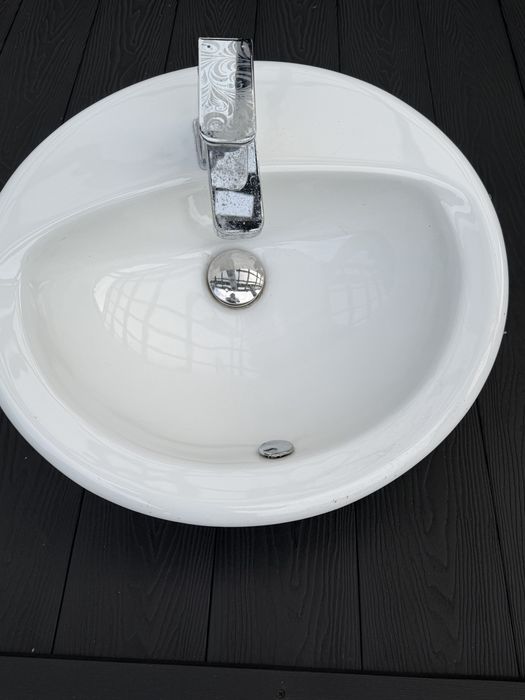 Umywalka ceramiczna wpuszczana w blat