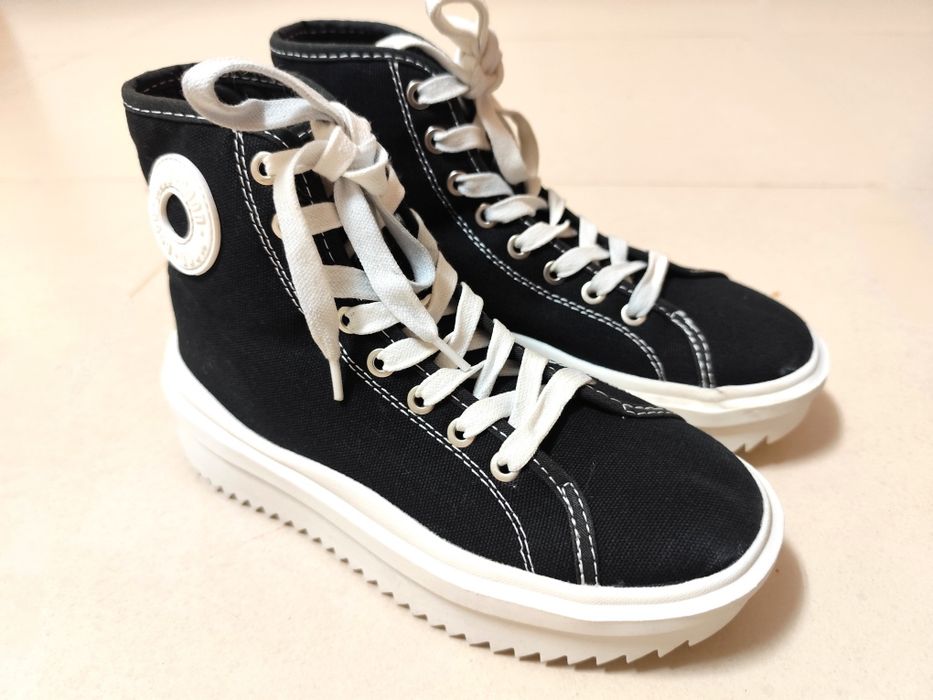 Sapatilhas pretas  com sola plataforma - Bershka (T. 35)