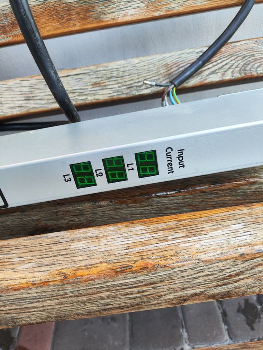 Вертикальний блок розподілу живлення (PDU) Server Technology призначен