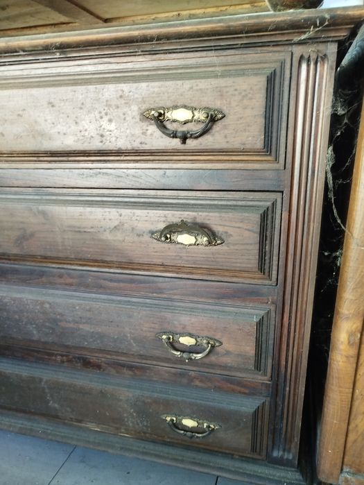 Cómoda antiga de madeira