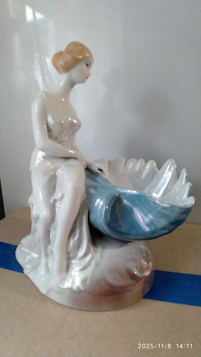 Фарфорова статуетка.
