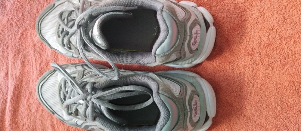 Кроссовки ASICS .