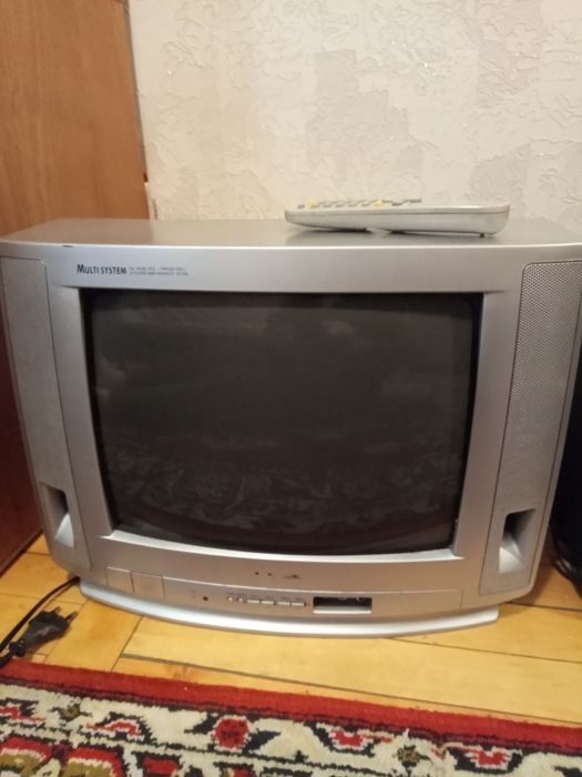 Телевизор маленький.