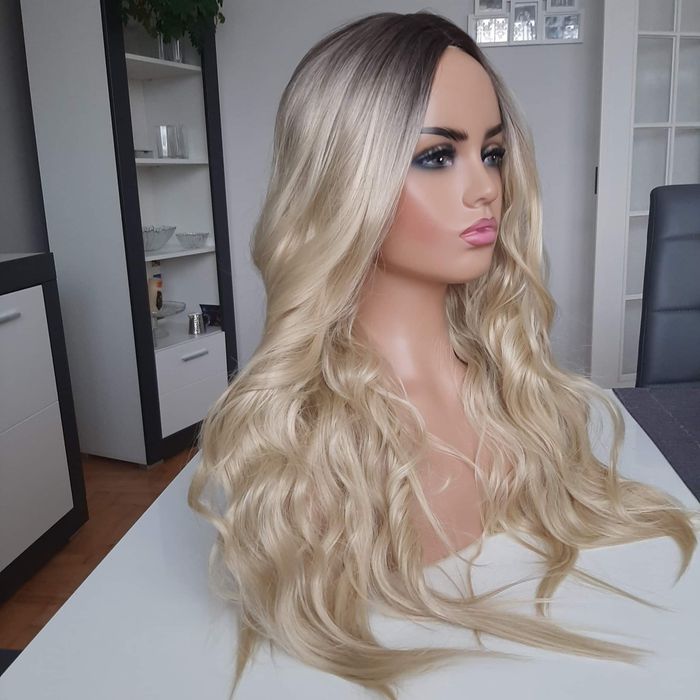 Piękna peruka jasny blond z odrostem