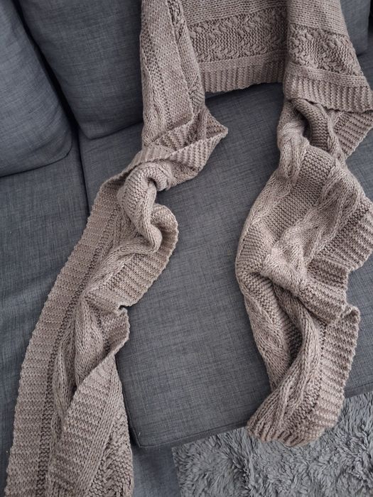Piękny sweter z kapturem