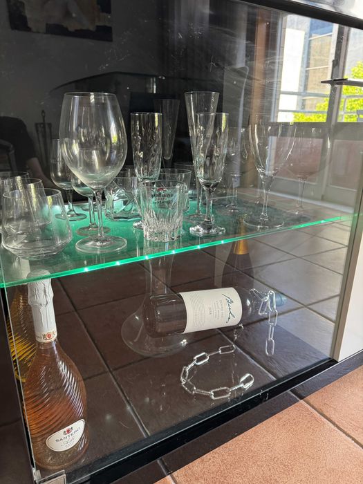 Aparador / Móvel Bar Moderno Preto Branco com Vitrine e LED