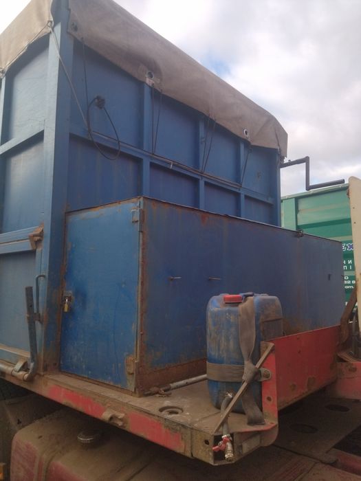 Бортовий зерновоз на повному ходу